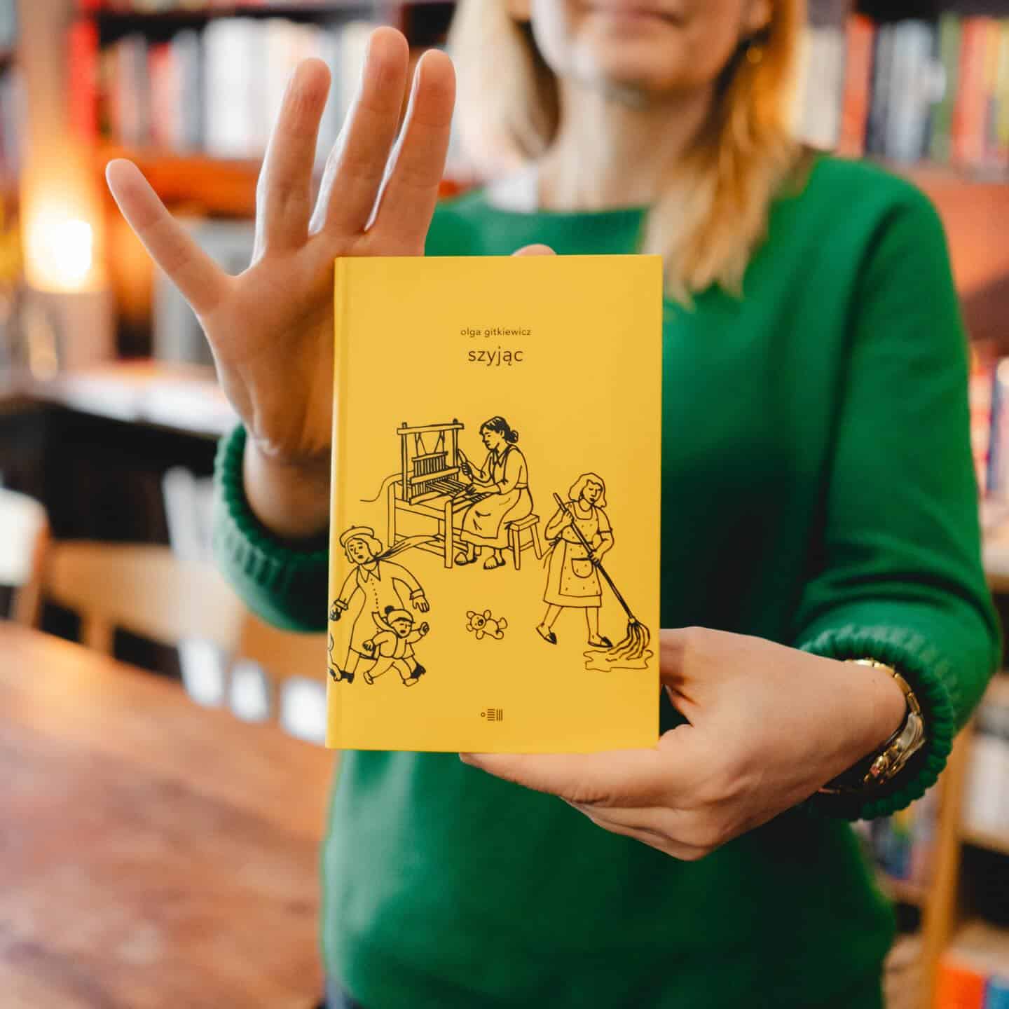 Ciężko jest lekko szyć. 

Przypominamy, że mamy książkę, która pomoże Wam przetrwać ponure, jak dziś, dni. 

Na zachętę: przeczytajcie fragment „Szyjąc” Olgi Gitkiewicz w @hello_fathers! 

Link w stories 🙌🏼

#szyjąc #olgagitkiewicz #ksiazka #books #igreadspl