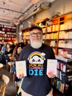 Mamy świetną wiadomość! I nie, nie jest to wiadomość z koszulki Rafała (chociaż, kochani, taka jest, niestety prawda).
PRZYBYŁY WYCZEKIWANE DODRUKI!!! ☀
Pędźcie do Wrzenia Świata (lub na dowody.com) i zaopatrzcie się w „Szczeliny istnienia” i „Błony umysłu” Jolanty Brach-Czainy!
Dlaczego powinniśmy czytać więcej o filozofii codzienności?
Brach-Czaina dopatruje się egzystencjalnego sensu zarówno w rodzeniu się czy umieraniu, jak i w jedzeniu czy codziennym krzątaniu się po domu. Podobnie można go dostrzec w każdej z otaczających nas rzeczy, o ile tylko zechcemy zamilknąć i pozwolić tym przedmiotom codziennego użytku, zdarzeniom potocznym, sytuacjom oczywistym i swojskim drobiazgom przemówić. O ile tylko pozwolimy sobie na myślenie o nich i ich analizę.