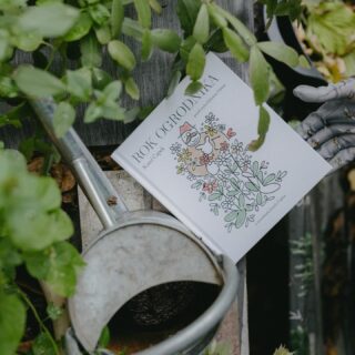 CZUĆ POWIEW WIOSNY! 🌱🌿
Jeśli szukacie lektury, która pomoże Wam rozkwitnąć, obudzić się z zimowego letargu, nie szukajcie dalej.
Przeczytajcie „Rok ogrodnika” Karela Čapka (tłum. Elżbieta Zimna).
„Przez cały rok jest wiosna i przez całe życie jest młodość; wciąż jest z czego kwitnąć. To tylko takie gadanie, że jesień; my na razie rozkwitamy innym kwieciem, rośniemy pod ziemią, wypuszczamy nowe pędy; wciąż jest co robić. Tylko ci, którzy trzymają ręce w kieszeniach, mówią, że będzie gorzej; ale ten, kto kwitnie i wydaje owoce, nawet jeżeli robi to w listopadzie, nie daje świadectwa jesieni, ale złotemu latu; nie daje świadectwa upadkowi, ale kwitnieniu. Jesienny astrze, drogi człowieku, rok jest tak długi, że nie ma końca” – pisze Karel Čapek w pełnej uroku i humoru opowieści o ogrodnictwie.
#dowody #rokogrodnika #karelčapek