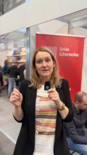 Już o godz. 14.00 Olga Gitkiewicz opowie o „Szyjąc”.
Spotkanie prowadzi Maria Krześlak-Kandziora.
PAWILON 7, SCENA W SALI C/D (ANTRESOLA)

Po spotkaniach zapraszamy na podpisywanie książek na stoisku. 

Z długopisem dyżuruje też Mariusz Szczygieł od 16.00. 

I wpadajcie do nas po książki! 🙌🏼❤️