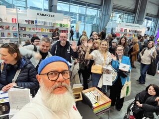 Rafcio i najlepsi czytelnicy Dowodów! 
Jesteśmy dzisiaj na poznańskich targach, stoisko 21 w pawilonie 8A. 

A do tego DZIEJE SIĘ:
👉 godz. 12.00 Monika Redzisz: „Jak żyć z »toksyczną«  matką”. 
Spotkanie prowadzi Mariusz Szczygieł.
PAWILON 7, SCENA W SALI C/D (ANTRESOLA)

👉godz. 14.00 Olga Gitkiewicz:„Szyjąc”.
Spotkanie prowadzi Maria Krześlak-Kandziora.
PAWILON 7, SCENA W SALI C/D (ANTRESOLA)

Po spotkaniach zapraszamy na podpisywanie książek na stoisku. 

Z długopisem dyżuruje też Mariusz Szczygieł od 16.00. 

A Rafcio do 19 raczyć Was będzie swoim czarem osobistym, dobrym słowem i książkami 📚 📚📚