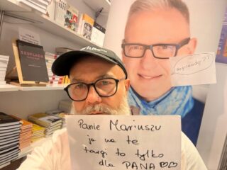 Kochani! Łapka w górę, kto w Poznaniu🙌🏼
Czekamy na Was na Poznańskich Targach Książki - Rafał ma dla Was piękną energię i dużo książek 😎
Zapraszamy Was także na dwa sobotnie spotkania autorskie!

👉14.03, sobota, godz. 12.00. Monika Redzisz: „Jak żyć z »toksyczną«  matką”. 
Spotkanie prowadzi Mariusz Szczygieł.
PAWILON 7, SCENA W SALI C/D (ANTRESOLA)

👉14.03, sobota, godz. 14.00 
Olga Gitkiewicz:„Szyjąc”.
Spotkanie prowadzi Maria Krześlak-Kandziora.
PAWILON 7, SCENA W SALI C/D (ANTRESOLA)

Po spotkaniach zapraszamy na podpisywanie książek na stanowisku nr 21. Będzie tam także Mariusz Szczygieł (możecie przybyć z ksiażkami w sobotę: 10.30-11.30, 16.00-17.00) 

Chodźcie!