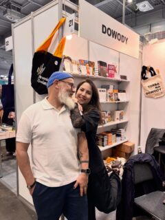 Kawka wypita? ☕️
To przybywajcie na ostatni dzień Poznańskich Targów Książki! 
Dziękujemy za wczorajsze spotkania wokół książek: „Szyjąc” Olgi Gitkiewicz i „Jak żyć z »toksyczną« matką” Moniki Redzisz 🫶🏼

Czekamy na Was na stoisku numer 21 w hali numer 8A. Do zobaczenia!