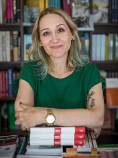 Czym jest praca troski? 💛
Przeczytajcie wywiad z Olgą Gitkiewicz na łamach GQ. Rozmawia: Paulina Januszewska. 
I, oczywiscie, czytajcie żółtą książkę, czyli „Szyjąc”! 

Paulina: Może więc zamiast „państwowego Tindera” byłby raczej potrzebny Tinder do zawierania przyjaźni?

Olga: To nie jest taki głupi pomysł, biorąc pod uwagę to, że mężczyźni nie mają wykształconych podstawowych wzorców reagowania w sytuacjach społecznych. Jednocześnie z badań, które prowadzę wśród pracowników i pracownic usług, wynika też coś innego. Młodsze pokolenia mężczyzn potrafią się tego uczyć. Nawet jeśli w domu nie doświadczyli troski i nie mieli relacyjnych wzorców, w pewnym momencie dostrzegają, jak ważna jest codzienna opieka i bliskość. Uczą się jej w pracy, na różnych etapach edukacji, od innych ludzi. Dlatego nie powiedziałabym, że mężczyźni są mniej relacyjni. Mają po prostu inne drogi dochodzenia do relacyjności. I to jest olbrzymi zasób. Troska może być dla nich emancypacyjna – podobnie jak dla kobiet, o czym od dawna piszą czarne i niebiałe feministki. Czynności opiekuńcze bywają źródłem sprawczości i wolności, bo nie polegają wyłącznie na byciu miłym i zajmowaniu się kimś. To znacznie szersza praktyka społeczna i polityczna. W tym sensie troska ma potencjał emancypacyjny i antysystemowy. Gdy zaczynamy ją traktować poważnie – jako fundament życia społecznego – podważamy hierarchie, które uznają za wartościowe tylko to, co rynkowe i mierzalne. I może właśnie tu tkwi jej największa siła.

Link w stories!