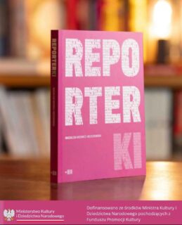 🐣🐥 Między pieczeniem mazurka a obieraniem jajek polecamy Wam zajrzeć na stronę @dwutygodnik_artpapier. Znajdziecie tam recenzję Ewy Ogłozy, która pisze:

„Czytamy fascynujące, błyskotliwe, zabawne i dramatyczne  historie oraz mądre refleksje. W jednym z wywiadów poznajemy dramatyczną historię Barbary Pietkiewicz, która mnóstwo pracy włożyła w rozwijanie umiejętności śpiewu, także czytania nut i gry na instrumencie, a wypadek samochodowy w sekundę pozbawił ją możliwości śpiewania. Magdalena Grochowska opowiada, że rozpoczęła wywiad z Andą Rottenberg nieplanowanym pytaniem, co krytyczka sztuki widziała za oknem, kiedy była dzieckiem. Pytanie wyzwoliło opowieści o wielu osobistych kwestiach. Pomyślałam wtedy o albumowym zdjęciu autorki z widokiem zaokiennym ze szpitalnej sali. Za oknem widać drzewa i niebo o zachodzie lub wschodzie słońca, na pierwszym planie przed oknem – stojak do kroplówki. Chory, uwięziony człowiek widzi w oddali przestrzeń wolności i rozwijającego się życia.

Fascynująca lektura połączona z oglądaniem pięknych, intrygujących zdjęć stanowi zachętę do lektury reportaży prasowych i książkowych. Zamierzam więc przeczytać po raz pierwszy lub ponownie wymienione reportaże prasowe i książki reporterskie”

Wesołych Świąt! 🐇

Dofinansowano ze środków Ministra Kultury i Dziedzictwa Narodowego pochodzących z Funduszu Promocji Kultury – państwowego funduszu celowego.