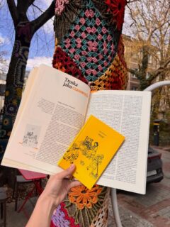 W nowym numerze miesięcznika Nowe Książki Małgorzata Sikora-Tarnowska pisze o „Szyjąc” Olgi Gitkiewicz:

🪶 „Praca” to zresztą słowo klucz wywodu Gitkiewicz, pisarki skądinąd znakomicie przygotowanej do roli przewodniczki po świecie niewidzialnej pracy - już w „Nie hańbi” sprzed kilku lat pisarka wyraziście zarysowywała na podstawie rozmów zjawisko niskopłatnej, zakulisowej pracy w Polsce, widziane z perspektywy przedstawicieli i przedstawicielek współczesnego prekariatu. Nie inaczej jest w „Szyjąc”, gdzie podejmuje podobne wątki - choć bez powoływania się na rozmowy, a jedynie na źródła (książki, artykuły, raporty) oraz własne doświadczenie. Ponownie z dużym wyczuciem opisuje niewidzialną pracę, tym razem jednak uwarunkowana nie socjoekonomicznie, ale płciowo, tak samo jednak gęsto obwarowaną, bo podejmowaną nie z własnej woli, wyboru, sympatii czy szczególnych predyspozycji, ale pod wpływem wzorców nabytych przez wychowanie, chęci sprostania milczącym oczekiwaniom rodziny i społeczeństwa, wieloletniej czy trwającej całe życie ekspozycji na kulturowe modele, wzorce, stereotypy. 

@noweksiazki_  @olga.gitkiewicz