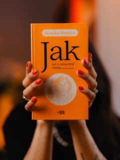 Oczekując na premierę książki Élisabeth Badinter „Historia miłości macierzyńskiej” (już 21 kwietnia!) polecamy JAK ŻYĆ Z „TOKSYCZNĄ” MATKĄ! Teraz w promocyjnej cenie🔥

Co nieco o opowieści Moniki Redzisz: 
„Matka wysysa ze mnie energię”. „Najbardziej przeżywałam, kiedy szła do piwnicy i mówiła, że się tam powiesi”. „Moja matka nie powinna była być matką”. „Moja mama jest cudowna, naprawdę. Tym bardziej przykre są dla mnie niektóre jej zachowania…” „Mam świadomość, że krzywda, jaką mi wyrządzała, wynikała z niewiedzy i z rozpaczy”. „Dzieci jednak na pewno nie będę mieć. Nie chcę mieć szansy, żeby im zniszczyć życie”.

Jak żyć z „toksyczną” matką to historie dorosłych dzieci, których matki z różnych powodów je zawiodły: bo nie potrafiły inaczej, bo powtarzały znane z dzieciństwa strategie wychowawcze, bo macierzyństwo je przerosło lub przygniotły problemy finansowe czy zdrowotne, albo oślepiła ambicja posiadania dziecka idealnego. To jednak nie tylko relacje skrzywdzonych synów i córek. Bohaterkami książki Moniki Redzisz są również matki, które konfrontują się z tym, czego doświadczyły ich dzieci. „Byłam toksyczna, krzywdziłam syna, odrzucałam go emocjonalnie, nie potrafiłam dać ciepła i wsparcia – opowiada jedna z nich. – Jakie to uwalniające móc o tym wreszcie opowiedzieć… A przecież kochałam moje dzieci. Oddałabym za nie życie”.