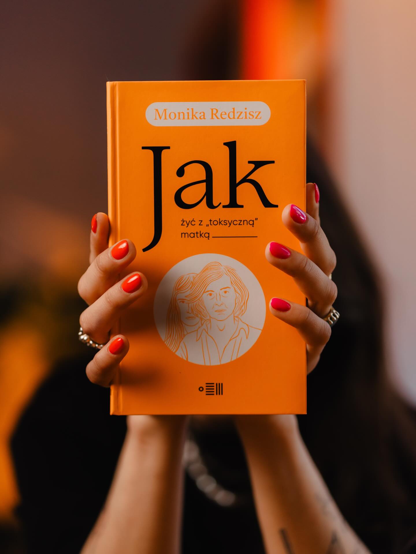 Oczekując na premierę książki Élisabeth Badinter „Historia miłości macierzyńskiej” (już 21 kwietnia!) polecamy JAK ŻYĆ Z „TOKSYCZNĄ” MATKĄ! Teraz w promocyjnej cenie🔥

Co nieco o opowieści Moniki Redzisz: 
„Matka wysysa ze mnie energię”. „Najbardziej przeżywałam, kiedy szła do piwnicy i mówiła, że się tam powiesi”. „Moja matka nie powinna była być matką”. „Moja mama jest cudowna, naprawdę. Tym bardziej przykre są dla mnie niektóre jej zachowania…” „Mam świadomość, że krzywda, jaką mi wyrządzała, wynikała z niewiedzy i z rozpaczy”. „Dzieci jednak na pewno nie będę mieć. Nie chcę mieć szansy, żeby im zniszczyć życie”.

Jak żyć z „toksyczną” matką to historie dorosłych dzieci, których matki z różnych powodów je zawiodły: bo nie potrafiły inaczej, bo powtarzały znane z dzieciństwa strategie wychowawcze, bo macierzyństwo je przerosło lub przygniotły problemy finansowe czy zdrowotne, albo oślepiła ambicja posiadania dziecka idealnego. To jednak nie tylko relacje skrzywdzonych synów i córek. Bohaterkami książki Moniki Redzisz są również matki, które konfrontują się z tym, czego doświadczyły ich dzieci. „Byłam toksyczna, krzywdziłam syna, odrzucałam go emocjonalnie, nie potrafiłam dać ciepła i wsparcia – opowiada jedna z nich. – Jakie to uwalniające móc o tym wreszcie opowiedzieć… A przecież kochałam moje dzieci. Oddałabym za nie życie”.