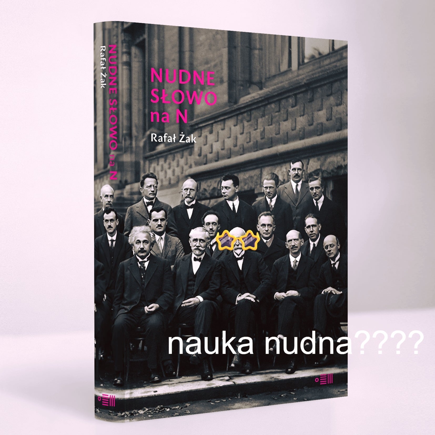 Wiecie, że w rzeczywistości, gdyby Ziemia była ziarnkiem grochu, Jowisz leżałby trzysta metrów od niego, a Pluton w odległości dwóch i pół kilometra - do tego miałby rozmiar bakterii.
Wiecie kto w Jabłonnej pod Warszawą oparty o murek rozmawiał z Richardem Feynmanem?
Wiecie, że gdy jednemu z bohaterów ze zdjęcia na okładce wyliczenia się nie zgadzały to wymyślał  stałe kosmologiczne, kwestionował fale grawitacyjne?
Wiecie, że jeden z nich uwielbiał pokazy kabaretowe oraz miejsca gdzie świecą czerwone latarnie, a inny, śpiewał, komponował, grał na wiolonczeli? 
Wiecie, że DżjS?
Wiecie, że 📓 "Nudne słowo na N" Rafał Żak pisze książki jest na 👉 dowody.com  dobrej cenie?

 #nauka #fizyka #nobel #Nobel #nobelpreis #sciences #sciencefacts #science #nonfiction #nonfictionbooks #nonfictionbookstagram #skłodowskacurie #lekturyzwrzenia #dowody #dowodynaistnienie #reportage #reportaz