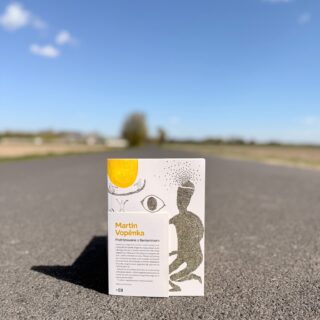 W nieznane. Są takie momenty w życiu, kiedy stajemy przed wyborami, trzeba podjąć decyzje. W tej książce jest wszystko - kipi emocjami. 
Jest tragedia. Jest smutek. Jest lęk przed nieznanym. Jest odkrywanie siebie. Jest bycie razem. Jest radość. Jest szczęście.
A my mamy szczęście wydawać świetne książki 💪 których cały ładunek emocjonalny można zamknąć jednym zdaniem z jej kart. Tu ono brzmi: "Pięknie było być z Tobą" (str. 268). 
(Ps. Nasz @ksiegarzzklauzulasumienia  beczy za każdym razem jak czyta ten fragment - a czyta go regularnie chociaż raz w roku - i marzy by to było kiedyś o nim).

Na drugim zdjęciu fragment rękopisu książki.

Martin Vopěnka - Podróżowanie z Beniaminem
(końcówka nakładu w dobrej cenie na dowody.com)

 #prague #praguelife #praguecity #czechytrip #lekturyzwrzenia #dowody #praga #czechy #podróże #podróżemałeiduże #podróżnicy #ojciecisyn❤ #ojciecisyn #trip #trips #rodzina #jakiojciectakisy