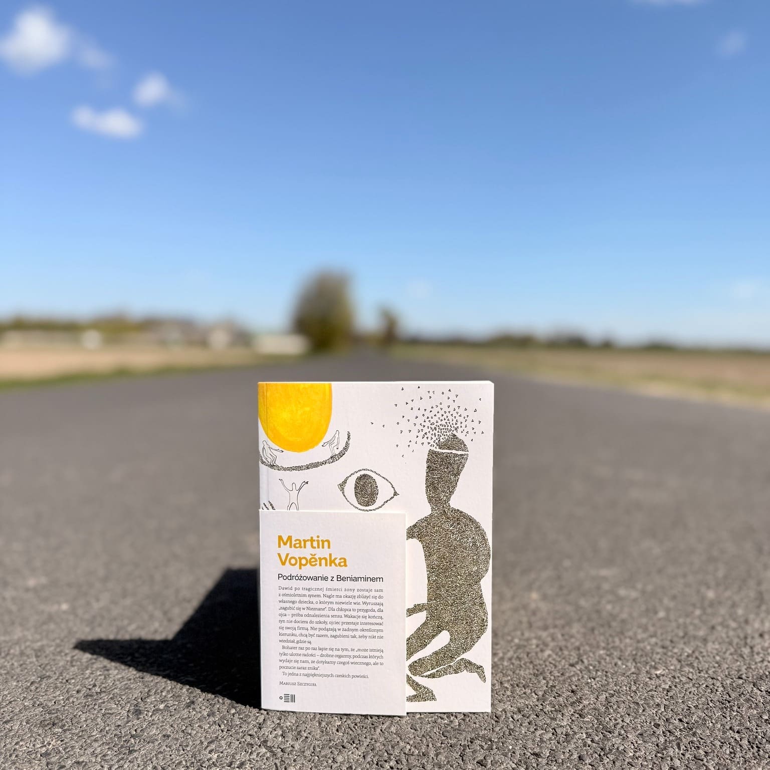 W nieznane. Są takie momenty w życiu, kiedy stajemy przed wyborami, trzeba podjąć decyzje. W tej książce jest wszystko - kipi emocjami. 
Jest tragedia. Jest smutek. Jest lęk przed nieznanym. Jest odkrywanie siebie. Jest bycie razem. Jest radość. Jest szczęście.
A my mamy szczęście wydawać świetne książki 💪 których cały ładunek emocjonalny można zamknąć jednym zdaniem z jej kart. Tu ono brzmi: "Pięknie było być z Tobą" (str. 268). 
(Ps. Nasz @ksiegarzzklauzulasumienia  beczy za każdym razem jak czyta ten fragment - a czyta go regularnie chociaż raz w roku - i marzy by to było kiedyś o nim).

Na drugim zdjęciu fragment rękopisu książki.

Martin Vopěnka - Podróżowanie z Beniaminem
(końcówka nakładu w dobrej cenie na dowody.com)

 #prague #praguelife #praguecity #czechytrip #lekturyzwrzenia #dowody #praga #czechy #podróże #podróżemałeiduże #podróżnicy #ojciecisyn❤ #ojciecisyn #trip #trips #rodzina #jakiojciectakisy