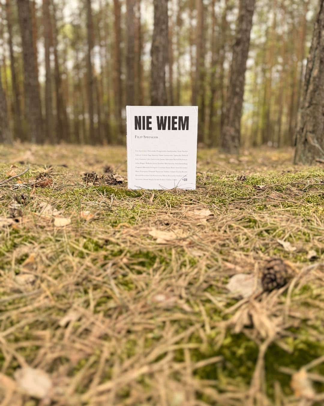 Nie wiem, ale się dowiem.
Filip Springer zapytał mądrych ludzi czego nie wiedzą. Proste pytanie, którego chyba już nikt nie zadaje. 

Idealne na majówkę.

 #idealnie👌 #idealnie👌💕 #reportaz #wydawnictwodowody #nonfictionreader #lekturyzwrzenia #nonfiction #reportage #reportaż #nonfictionbooks #nonfictionbookstagram
