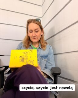 Olga Gitkiewicz podpisując swoją ostatnią książkę nuci „szycie, szycie jest nowelą” na melodię hitu z Klanu. 

Z autografem? Na dowody.com trzeba wpisać wiadomość w komentarzu do zamówienia.

#reportaz #wydawnictwodowody #nonfictionreader #lekturyzwrzenia #nonfiction #reportage #reportaż #nonfictionbooks #nonfictionbookstagram #nonfictionbookstagram #nonfictionbooks #dowody #równouprawnienie #troska #opieka #care #carenthusiast #caregiver