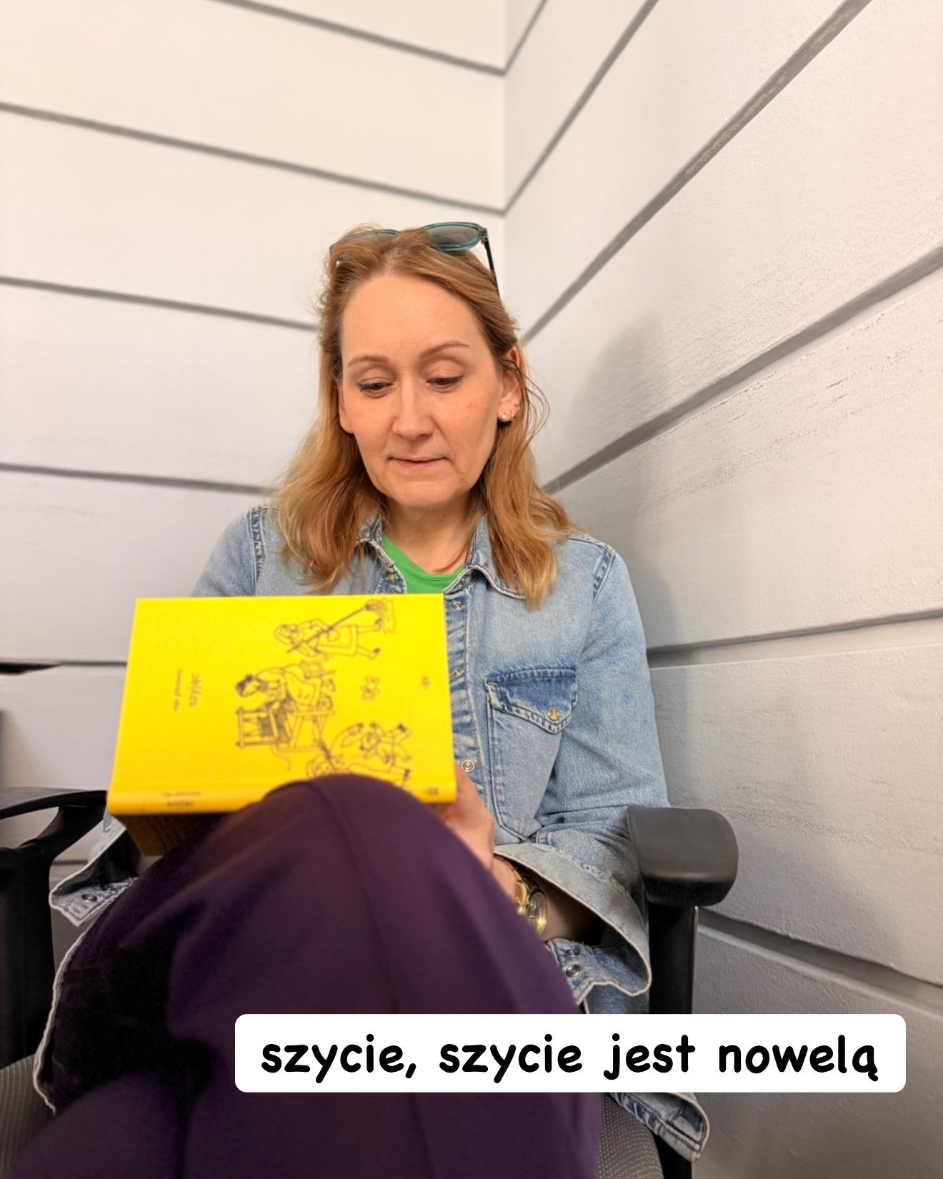 Olga Gitkiewicz podpisując swoją ostatnią książkę nuci „szycie, szycie jest nowelą” na melodię hitu z Klanu. 

Z autografem? Na dowody.com trzeba wpisać wiadomość w komentarzu do zamówienia.

#reportaz #wydawnictwodowody #nonfictionreader #lekturyzwrzenia #nonfiction #reportage #reportaż #nonfictionbooks #nonfictionbookstagram #nonfictionbookstagram #nonfictionbooks #dowody #równouprawnienie #troska #opieka #care #carenthusiast #caregiver