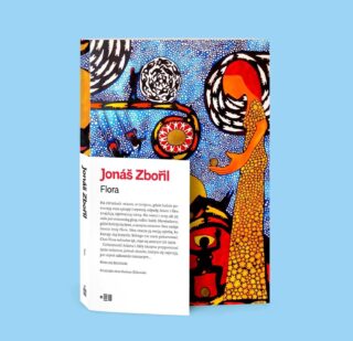 Mariusz Szczygieł o nowej książce z serii Stehlík! 📢

„Flora” Jonáša Zbořila to powieść o świecie wyschniętych rzek, wypalonych łąk i natury, która nie czeka już cierpliwie, aż człowiek naprawi to, co zepsuł.

Tytułowa Flora jest dziwną istotą powstałą z połączenia tego, co naturalne, i tego, co sztuczne. Rośnie, zmienia się, wymyka się opisowi. Ma w sobie coś z rośliny, coś z odpadu, coś z nowej formy życia. Nie wiadomo, czy jest produktem skażonego środowiska, zapowiedzią przyszłości, czy symbolem świata, w którym granica między naturą a technologią właściwie przestała istnieć.

Sára i Adam znajdują ją na Stepie, miejscu, które ciągle ewoluuje, i stają się jej przybranymi rodzicami. Opiekują się kimś albo czymś, czego nie rozumieją, ale wobec czego nie potrafią pozostać obojętni.

Jak pisze Mariusz Szczygieł: „Flora jest czymś i kimś jednocześnie”.
„Ta powieść daje nadzieję, że nawet w dystopii, nawet w postludzkim świecie nie zniknie miłość”.

„Flora” - nowa książka w serii Stehlík - już na dowody.com i we Wrzeniu Świata!