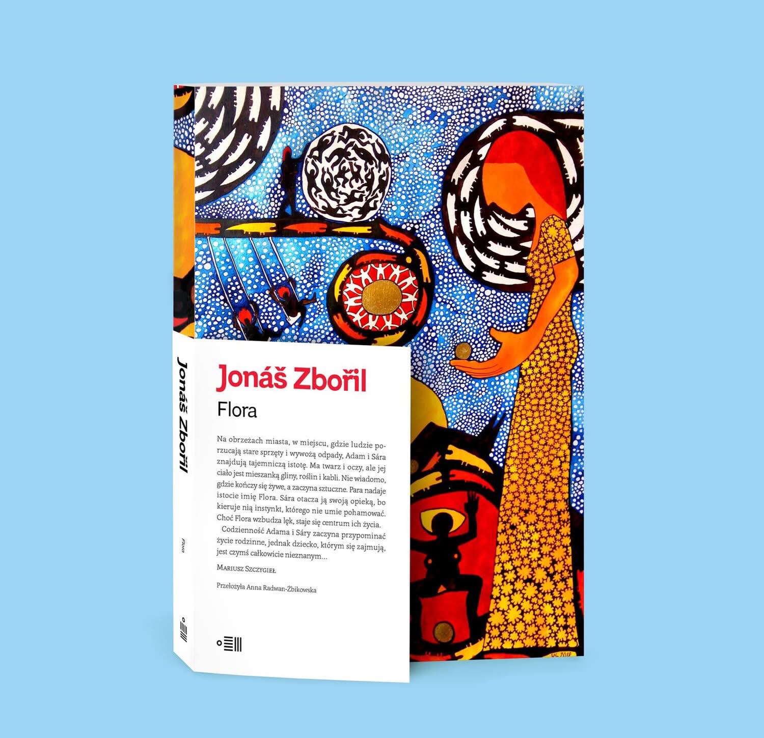Mariusz Szczygieł o nowej książce z serii Stehlík! 📢

„Flora” Jonáša Zbořila to powieść o świecie wyschniętych rzek, wypalonych łąk i natury, która nie czeka już cierpliwie, aż człowiek naprawi to, co zepsuł.

Tytułowa Flora jest dziwną istotą powstałą z połączenia tego, co naturalne, i tego, co sztuczne. Rośnie, zmienia się, wymyka się opisowi. Ma w sobie coś z rośliny, coś z odpadu, coś z nowej formy życia. Nie wiadomo, czy jest produktem skażonego środowiska, zapowiedzią przyszłości, czy symbolem świata, w którym granica między naturą a technologią właściwie przestała istnieć.

Sára i Adam znajdują ją na Stepie, miejscu, które ciągle ewoluuje, i stają się jej przybranymi rodzicami. Opiekują się kimś albo czymś, czego nie rozumieją, ale wobec czego nie potrafią pozostać obojętni.

Jak pisze Mariusz Szczygieł: „Flora jest czymś i kimś jednocześnie”.
„Ta powieść daje nadzieję, że nawet w dystopii, nawet w postludzkim świecie nie zniknie miłość”.

„Flora” - nowa książka w serii Stehlík - już na dowody.com i we Wrzeniu Świata!