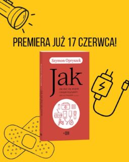 Dlaczego w czasach kryzysu warto brać przykład z Muminków?

Bo w ich dolinie katastrofa goni katastrofę, a one i tak potrafią zachować spokój ducha.

🔦 „Jak nie dać się wojnie i innym kryzysom. Lekcja z Finlandii” Szymona Opryszka to reportaż o kraju, który nie straszy wojną, blackoutem ani dezinformacją - tylko spokojnie przygotowuje się na różne scenariusze.

Finlandia ma wodę, konserwy, schrony, procedury, edukację medialną, sąsiedzką współpracę i bardzo praktyczne podejście do bezpieczeństwa. Bo plan na kryzys nie musi być wielki. Musi być prosty.

Co zrobić, gdy sklepy będą zamknięte?
Jak poradzić sobie bez prądu?
Kto pomoże, zanim przyjedzie pomoc?
I dlaczego w pakiecie przetrwania może znaleźć się czekolada, słona lukrecja albo butelka wódki „na gorsze czasy”?

Szymon Opryszek zabiera nas do schronów pod Helsinkami, na poligon, do szkoły uczącej dzieci rozpoznawania dezinformacji i na wschodnie krańce Finlandii, tuż przy granicy z Rosją.

Premiera: 17 czerwca 2026