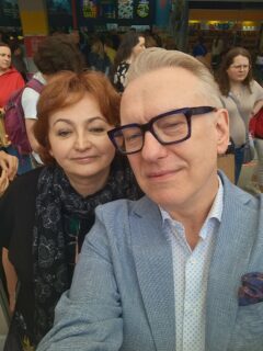 Oto autentyczny skutek poleceń targowych!

🔸
Panie Mariuszu, bardzo dziękuję za polecenie na Targach Książki „Flory”. Znakomita, metafizyczna i realistyczna zarazem, niezwykle mnie wzruszyła. Każdy z nas jest po trosze Florą, bez miłości nie przetrwamy.

Muszę dodać, że „Flora” nadal we mnie „siedzi”. To nie jest lekka, łatwa i przyjemna książka. Ale cudownie wciąga, oplata mackami, zmusza do myślenia. 
Bardzo lubię ten stan „po”.

Pozdrawiam serdecznie 
J.
🔸

Pani Joanno, dziękujemy. 🌹🌹🌹
Dowody