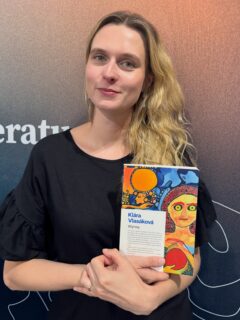 Dziś Klára Vlasaková @klaravlasak autorka wydanej przez nas powieści „Wyrwy” wypełniła o 11.00 przed południem dnia powszedniego w Dzierżoniowie całą salę dawnej synagogi! 

Taka frekwencja tylko na @festiwal.goryliteratury !

Polecamy Wam „Wyrwy”, tłumaczone przez Annę Radwan-Żbikowską, bo - jak piszą w recenzjach - to hipnotyzująca opowieść o pęknięciach, które przebiegają nie tylko przez ziemię, ale przede wszystkim przez ludzi, ich relacje i współczesny świat. To powieść niepokojąca, inteligentna i boleśnie aktualna, a po lekturze długo jeszcze patrzy się na rzeczywistość z lekkim drżeniem.

W naszej internetowej księgarni na dowody.com z 35% wakacyjnym rabatem.
