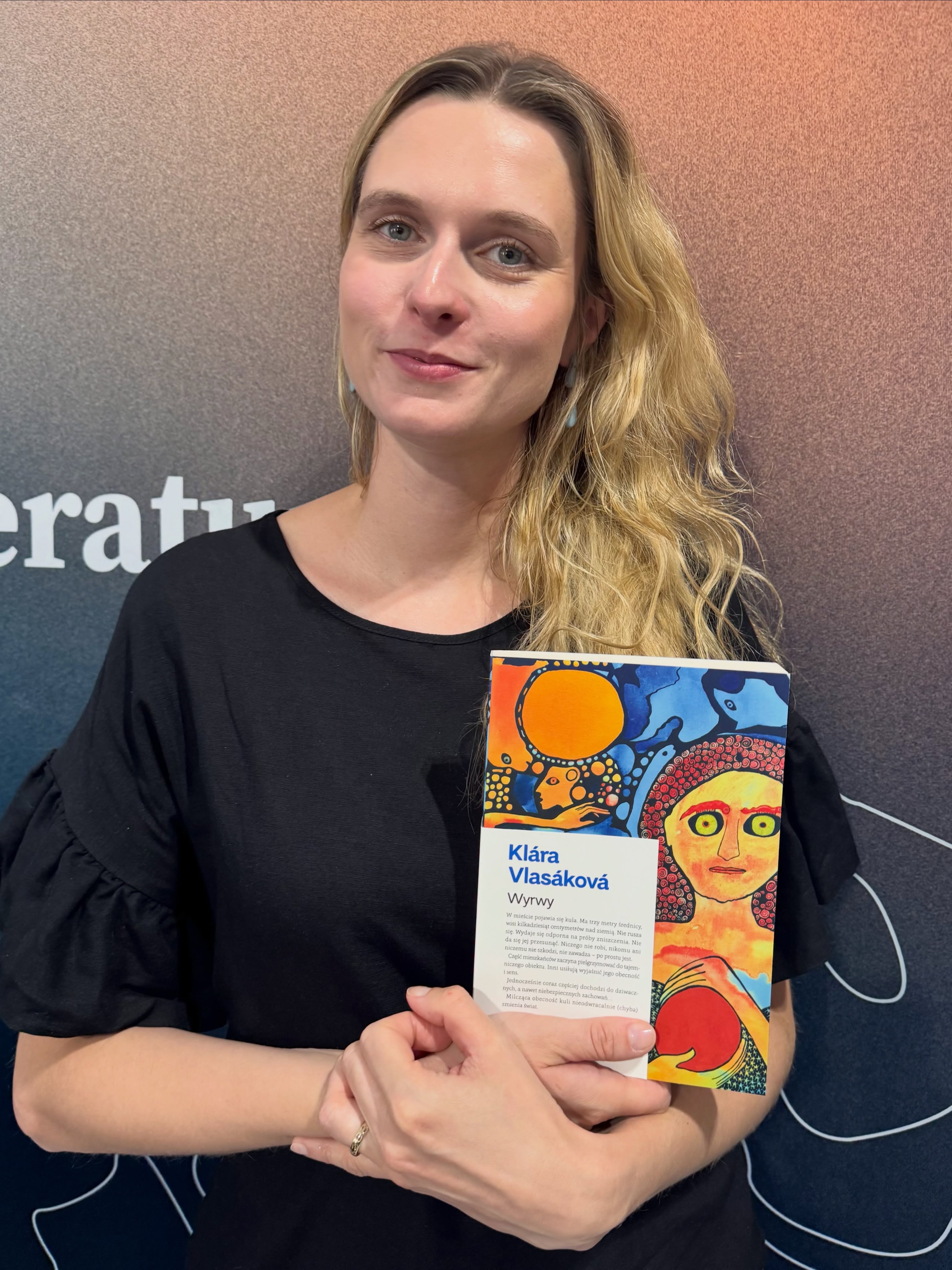 Dziś Klára Vlasaková @klaravlasak autorka wydanej przez nas powieści „Wyrwy” wypełniła o 11.00 przed południem dnia powszedniego w Dzierżoniowie całą salę dawnej synagogi! 

Taka frekwencja tylko na @festiwal.goryliteratury !

Polecamy Wam „Wyrwy”, tłumaczone przez Annę Radwan-Żbikowską, bo - jak piszą w recenzjach - to hipnotyzująca opowieść o pęknięciach, które przebiegają nie tylko przez ziemię, ale przede wszystkim przez ludzi, ich relacje i współczesny świat. To powieść niepokojąca, inteligentna i boleśnie aktualna, a po lekturze długo jeszcze patrzy się na rzeczywistość z lekkim drżeniem.

W naszej internetowej księgarni na dowody.com z 35% wakacyjnym rabatem.