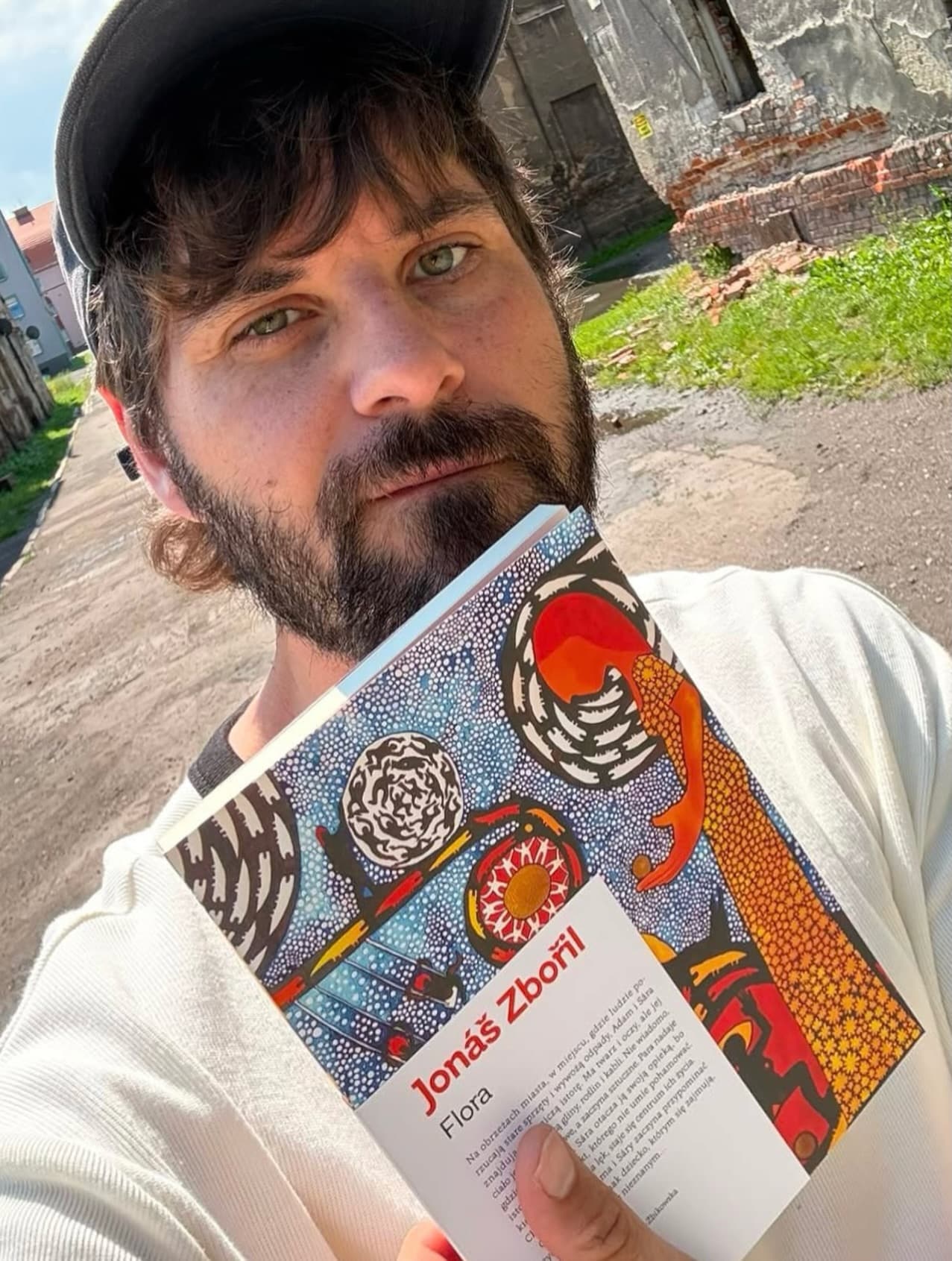 Jonáš Zbořil @jonaszboril stworzył kunsztowne dziełko o miłości. Pokazuje, że kiedy człowiek naprawdę chce kochać, znajdzie w sobie miejsce na wszystko – nawet na istotę, która nie przypomina ani człowieka, ani zwierzęcia, ani rośliny, lecz jest po trochu każdym z nich. 

Ten literacki pomysł okazuje się zaskakująco wiarygodny, bo mówi nie o niezwykłym stworzeniu, ale o niezwykłej pojemności ludzkiego serca. 

Zbořil pisze cicho, bez emocjonalnego szantażu, a jednak trafia w miejsca, do których głośna literatura rzadko dociera. „Flora” przypomina, że miłość nie pyta o definicje ani o podobieństwo – wystarczy jej obecność i gotowość, by zostać przy kimś. 

To jedna z tych niewielkich książek, które po zamknięciu wydają się większe, niż były podczas lektury. 

Jonáš Zbořil był wczoraj gościem @festiwal.goryliteratury Po lekturze „Flory” jego obecność na tym festiwalu wydaje się czymś zupełnie naturalnym.

🔸 Książkę kupicie z 35% rabatem w naszej księgarni dowody.com i we @wrzenie_swiata_ir2