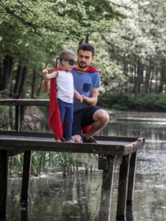 Dziś w całej Polsce słyszeliśmy próby alarmów. Ale czy ktoś wie, co mamy robić, gdy naprawdę usłyszymy taki alarm?

Kto z ręką na sercu przeczytał broszurę, której rząd wydrukował ponoć dziesięć milionów, a z której możemy się dowiedzieć, jak próbować przeżyć w niespodziewanej krytycznej sytuacji?

Powinniśmy uczyć się od Finów. To naród najbardziej przygotowany na wojnę. Dlatego bardzo polecamy książkę Szymona Opryszka @szymonopryszek „Jak nie dać się wojnie i innym kryzysom. Lekcja z Finlandii” (do kupienia na przykład na dowody.com). Autor przedstawia koncepcję, w której odporność państwa zaczyna się od pojedynczego obywatela.

Czego na przykład uczą się fińskie pierwszaki? Bajki o lisie i… walki z rosyjskimi trollami!

Finowie to naród najbardziej odporny na zjawisko postprawdy w całej Unii Europejskiej. Szymon Opryszek zagląda do fińskich szkół i odkrywa ich tajną broń.

Uczniowie od najmłodszych lat stają się tam „cyfrowymi detektywami”. Pierwszaki na podstawie bajek uczą się mechanizmów manipulacji.

A kto w Finlandii stoi na pierwszej linii frontu walki z rosyjską dezinformacją? Bibliotekarki!

Kiedy myślimy o przygotowaniach na kryzys, rzadko wyobrażamy sobie spokojną bibliotekę. Tymczasem w tym świetnym reportażu Szymon Opryszek opisuje, jak fiński rząd szkoli bibliotekarzy, by uodparniali społeczeństwo na propagandę.

Dlaczego właśnie ich? Okazuje się, że to wcale nie młodzież ze smartfonami, ale starsze pokolenia są dzisiaj najbardziej narażone na fake newsy w internecie. Finowie walczą z kłamstwami poprzez sivistys – dążenie do nieustannego rozwoju i edukację przez całe życie. Biblioteki pełnią tam funkcję centrów bezpieczeństwa cyfrowego. A teraz szok: 70% społeczeństwa w Finlandii uczęszcza na różne kursy doskonalenia. Szymon opowiadał, że prawie z nikim nie mógł się umówić na rozmowę w weekend, bo wciąż słyszał: „Jestem na szkoleniu”.

Książka Opryszka udowadnia, że bezpieczeństwo narodowe zaczyna się w naszych głowach, a najlepszą bronią jest wiedza.

Polecamy!

Fot.  Shutterstock