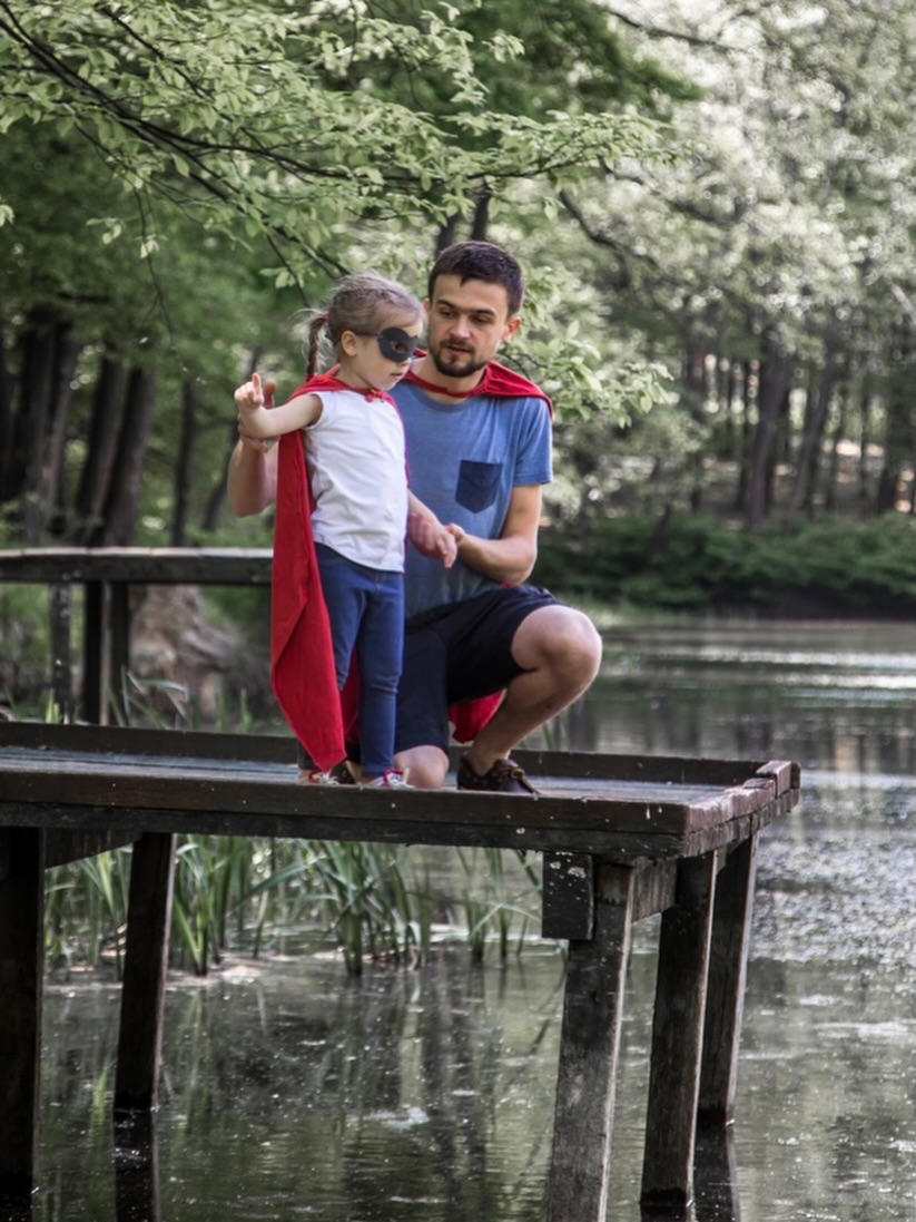 Dziś w całej Polsce słyszeliśmy próby alarmów. Ale czy ktoś wie, co mamy robić, gdy naprawdę usłyszymy taki alarm?

Kto z ręką na sercu przeczytał broszurę, której rząd wydrukował ponoć dziesięć milionów, a z której możemy się dowiedzieć, jak próbować przeżyć w niespodziewanej krytycznej sytuacji?

Powinniśmy uczyć się od Finów. To naród najbardziej przygotowany na wojnę. Dlatego bardzo polecamy książkę Szymona Opryszka @szymonopryszek „Jak nie dać się wojnie i innym kryzysom. Lekcja z Finlandii” (do kupienia na przykład na dowody.com). Autor przedstawia koncepcję, w której odporność państwa zaczyna się od pojedynczego obywatela.

Czego na przykład uczą się fińskie pierwszaki? Bajki o lisie i… walki z rosyjskimi trollami!

Finowie to naród najbardziej odporny na zjawisko postprawdy w całej Unii Europejskiej. Szymon Opryszek zagląda do fińskich szkół i odkrywa ich tajną broń.

Uczniowie od najmłodszych lat stają się tam „cyfrowymi detektywami”. Pierwszaki na podstawie bajek uczą się mechanizmów manipulacji.

A kto w Finlandii stoi na pierwszej linii frontu walki z rosyjską dezinformacją? Bibliotekarki!

Kiedy myślimy o przygotowaniach na kryzys, rzadko wyobrażamy sobie spokojną bibliotekę. Tymczasem w tym świetnym reportażu Szymon Opryszek opisuje, jak fiński rząd szkoli bibliotekarzy, by uodparniali społeczeństwo na propagandę.

Dlaczego właśnie ich? Okazuje się, że to wcale nie młodzież ze smartfonami, ale starsze pokolenia są dzisiaj najbardziej narażone na fake newsy w internecie. Finowie walczą z kłamstwami poprzez sivistys – dążenie do nieustannego rozwoju i edukację przez całe życie. Biblioteki pełnią tam funkcję centrów bezpieczeństwa cyfrowego. A teraz szok: 70% społeczeństwa w Finlandii uczęszcza na różne kursy doskonalenia. Szymon opowiadał, że prawie z nikim nie mógł się umówić na rozmowę w weekend, bo wciąż słyszał: „Jestem na szkoleniu”.

Książka Opryszka udowadnia, że bezpieczeństwo narodowe zaczyna się w naszych głowach, a najlepszą bronią jest wiedza.

Polecamy!

Fot.  Shutterstock