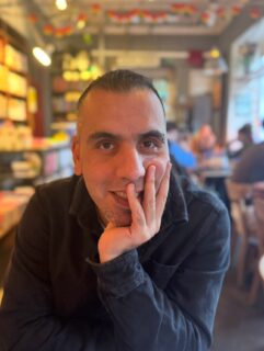 Odwiedził nas we @wrzenie_swiata_ir2 tłumacz literatury polskiej na perski - Aein Ghobadi @aein.ghobadi , który odkrył polski reportaż. Ostatnio przetłumaczył „Naszą klasę” Słobodzianka i poezje Tadeusza Różewicza. Wyznał, że zakochuje się w polskim reportażu. 

Jest zafascynowany Polską, jak Szczygieł Czechami. - Iran z miłości krytykuję, ale na Polskę z miłości złego słowa nie dam powiedzieć – mówi. 

Żeby poszerzyć wiedzę o polskim reportażu otrzymał od nas (fot.2):

🔸”Nie oświadczam się” Wiesława Łuki, bo to reportaż o prawdziwym polskim jądrze ciemności; 

🔸”Niemca” Włodzimierza Nowaka, bo to jeden z najlepiej napisanych polskich reportaży, a jednocześnie prawda tym, jaką pułapką może być to miejsce w Europie; 

🔸”Pannę doktór Sadowską” Wojciecha Szota @zdaniem_szota , bo to pouczająca opowieść o obronie własnej godności przez kobietę;

🔸”Reporterki” Magdaleny Wdowicz-Wierzbowskiej, bo warto poznać ten zawód z perspektywy kobiet;

🔸”Fakty muszą zatańczyć” Szczygła @szczygiel_mariusz , bo to sezam wiedzy o reportażu.

A na deser - filozoficzny esej Jolanty Brach-Czainy „Szczeliny istnienia”, bo interesuje ją - tak jak reporterki i reporterów - życie. 

🔸Wszystkie nasze książki znajdziecie na wrzenie.pl, dowody.com oraz we Wrzeniu świata ze zniżką - 35%.