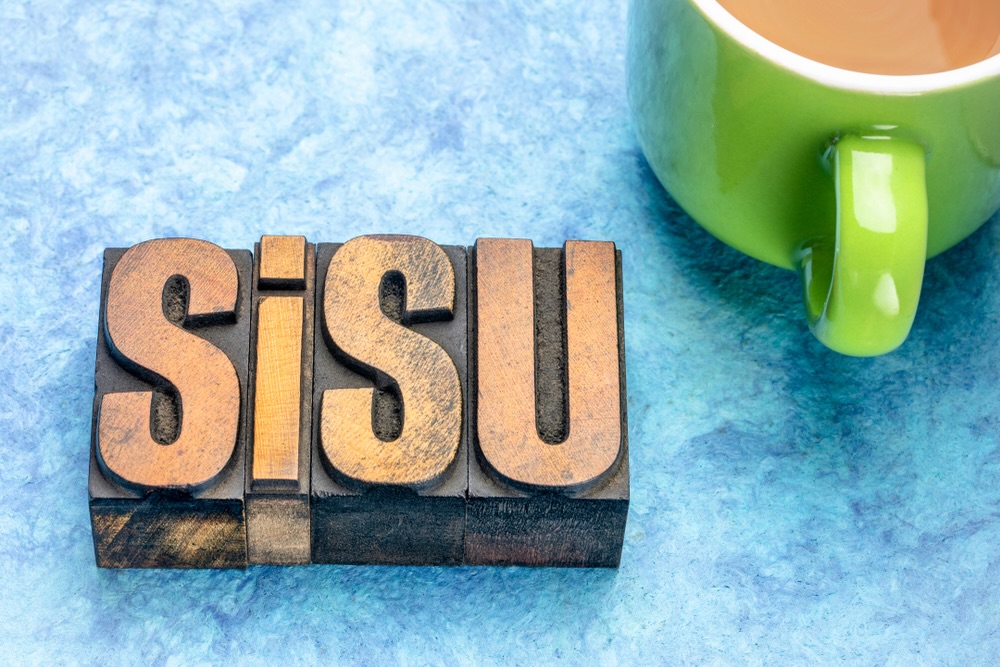 Lekcja fińska nr. 2

Słyszeliście kiedyś słowo „Sisu”? To prawdziwa supermoc Finów, a zarazem stan umysłu.

Korzenie sisu sięgają pięciu wieków wstecz, ale karierę słowo zrobiło, gdy Finowie heroicznie odpierali ataki Rosjan w trakcie wojny zimowej. W 1940 roku „New York Times” określił sisu mianem „słowa, które wyjaśnia Finlandię”.

„Każdy kojarzy sisu inaczej, dlatego w Finlandii jest pięć i pół miliona definicji sisu” - pisze Szymon Opryszek @szymonopryszek 

Reporter prosił rozmówców o wyjaśnienie i zapisywał w notatniku kolejne skojarzenia. Dowiadujemy się, że sisu to nie tylko spokój Mamy Muminka, ale między innymi:

Siła płynąca z brzucha: to wytrzymałość i hart ducha w obliczu skrajnych przeciwności; energia, która pochodzi z brzucha - etymologicznie wywodzi się od słowa »jelita«”.

Przedmioty codziennego użytku i popkultura: sisu to „popkulturowy stereotyp na temat Finów”, ale też „auta terenowe wykorzystywane przez armię” czy nawet z pozoru błahe „pastylki z lukrecji ze stacji benzynowej”.

Zapasowa energia do działania: to „spoiwo społeczne”, „zapasowy bak paliwa”, „antidotum na niepokoje”, a także siła, „którą ojciec współczesnej psychologii William James określał jako »drugi oddech«”.

Konkretni ludzie: pojęcie to bywa uosabiane przez konkretne jednostki przekraczające granice. Z książki dowiadujemy się, że uosobieniem sisu był m.in. Veikka Gustafsson, który jako pierwszy Fin zdobył Mount Everest, ale też pierwsza kobieta-minister obrony Finlandii, Elisabeth Rehn, ponieważ przetrwała w męskim świecie polityki i armii.

Ponadto Sisu to po prostu popularne imię męskie, które „w 2023 roku nosiło tysiąc dziewięciuset osiemnastu chłopców”.

Badaczka tego zjawiska - „sisulożka” dr Elisabet Lahti, założycielka laboratorium sisu, wyróżnia najwyższy stan tego zjawiska, tak zwane „ciepłe sisu”.

Chcesz obudzić w sobie własne wewnętrzne sisu i przestać martwić się niepewną przyszłością?

Książka Szymona Opryszka „Jak nie dać się wojnie i innym kryzysom. Lekcja z Finlandii” pokaże, jak to zrobić.

Fot. Shutterstock